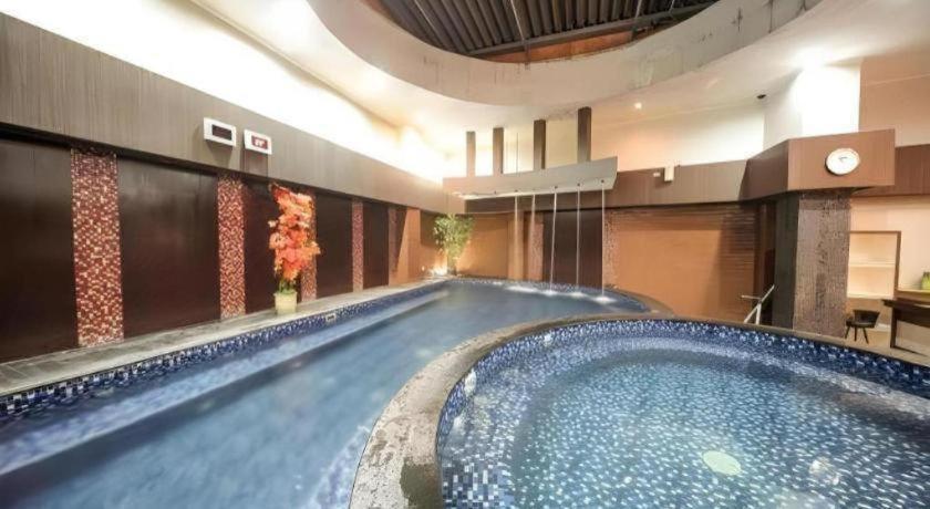 New Hollywood Hotel Pekanbaru Exterior foto